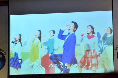 ラップとダンスで水分補給の大切さを伝えるオリエンタルラジオ中田（中央）。