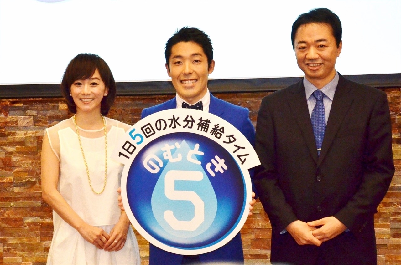 「ESSE presents のむとき5 水分補給セミナー」に出席した、オリエンタルラジオ中田（中央）、木佐彩子（左）、谷口英喜。神奈川県立保健福祉大学教授（右）。