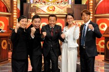 「Qさま!!」に出演する爆笑問題、さまぁ～ずと、優香（右から2人目）。(c)テレビ朝日