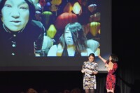 写真を見ながらネタを解説するエレキテル。