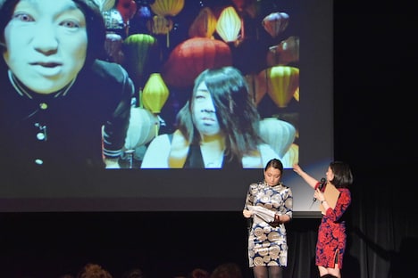 写真を見ながらネタを解説するエレキテル。