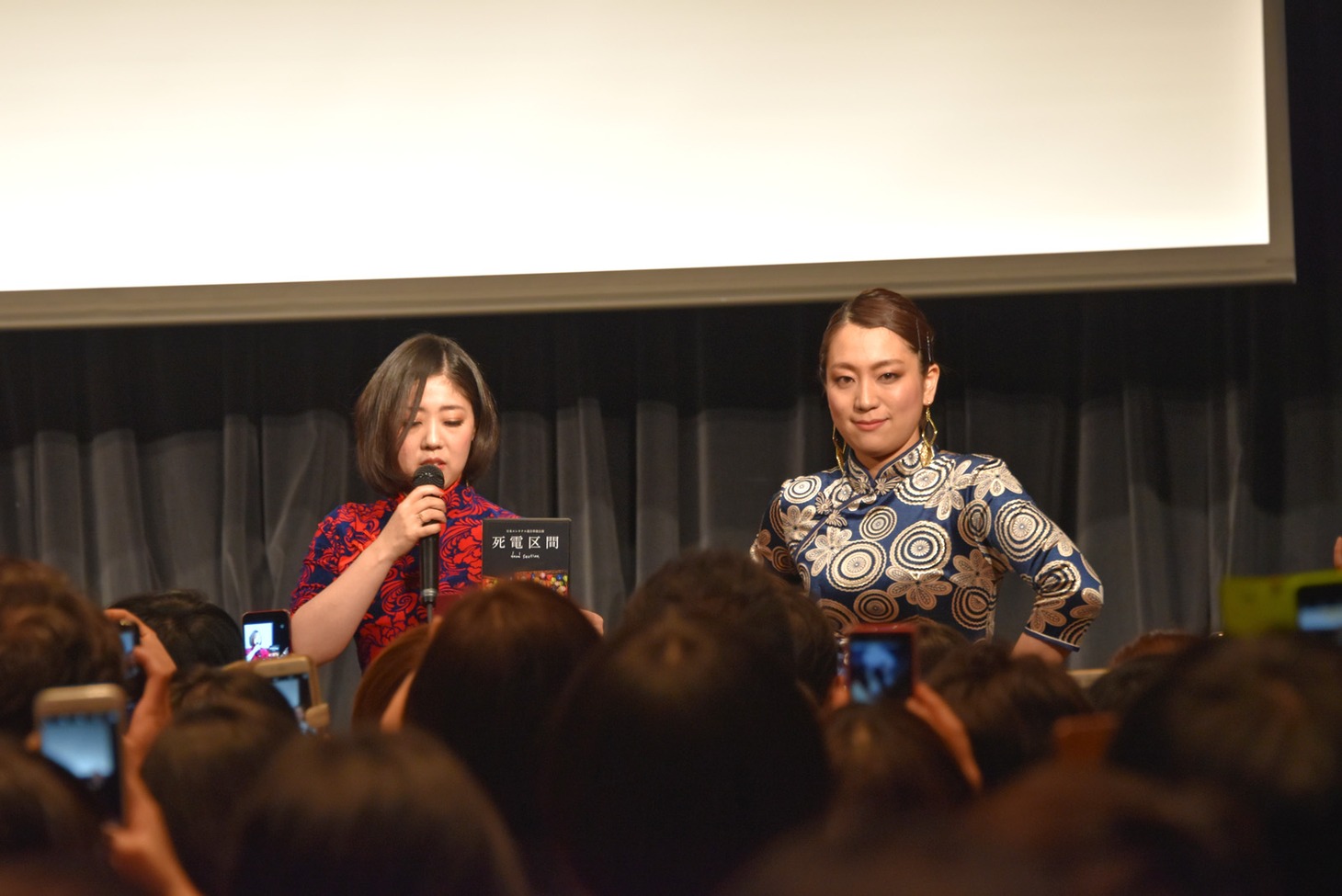 DVDの販促のため写真撮影の時間を設けるエレキテル。