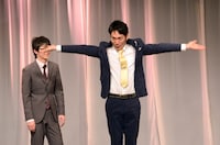 「ヤンキー武智ヤンキー（YTY）」を披露するスーパーマラドーナ武智。