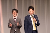 「ひき肉にしてやんよ！」でライブを締める武智（右）と、拍手で盛り上げようとする田中。