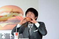 新商品を試食するバカリズム。