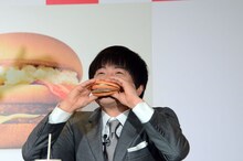 新商品を試食するバカリズム。