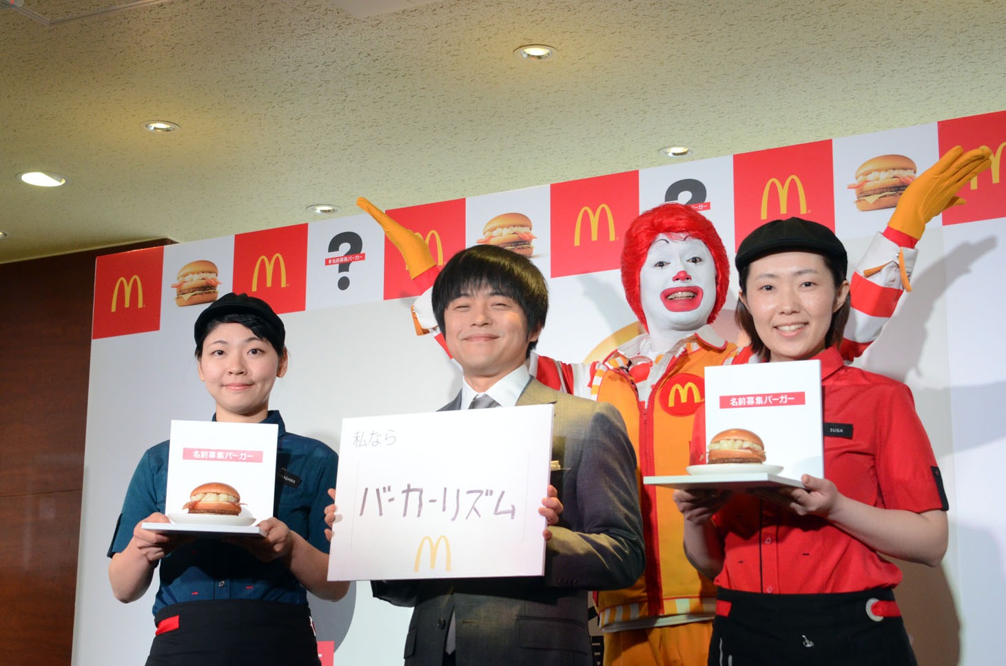キャンペーン発表会に出席したバカリズム（中央）とクルーたち。