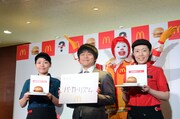 キャンペーン発表会に出席したバカリズム(中央)とクルーたち。