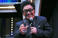 オリジナルグッズ「コロフィギュア」を披露するコロッケ。