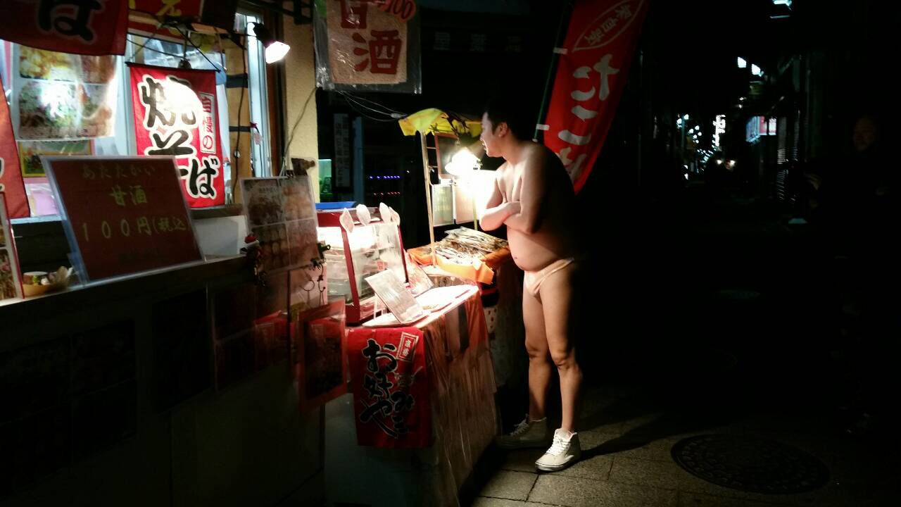 大寒波襲う極寒の中とにかく明るい安村がパンツ1枚で街ぶら、レギュラー化希望