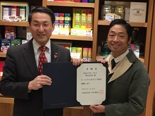 「とっとりふるさと大使」に就任した安田大サーカス団長安田（右）と鳥取県知事の平井伸治氏（左）。