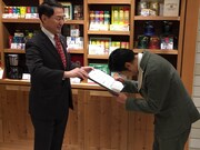 委嘱状を交付された団長安田（右）。