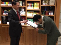 委嘱状を交付された団長安田（右）。