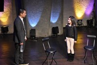 小林星蘭（右）の登場に固まる天竺鼠・川原（左）。