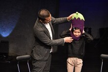 小林星蘭（右）になすびを被せてあげる天竺鼠・川原（左）。