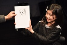 イラストを見せる小林星蘭。