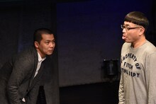 イジリー岡田（右）の高速ベロをチェックする天竺鼠・川原（左）。