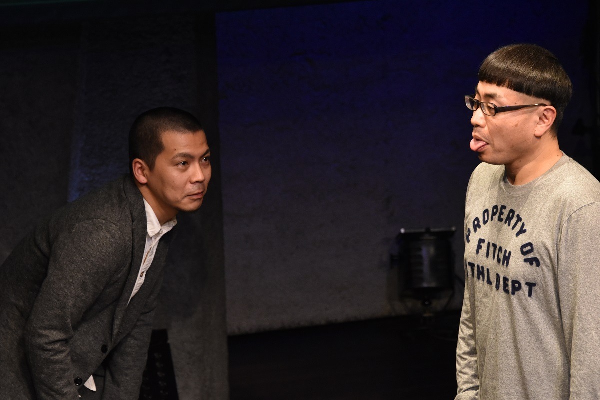 イジリー岡田（右）の高速ベロをチェックする天竺鼠・川原（左）。