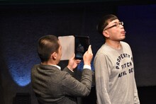 イジリー岡田の高速ベロをiPadに収める天竺鼠・川原。