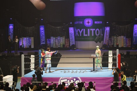 スーパー・ササダンゴ・マシンとしずちゃんのプレゼン対決の様子。