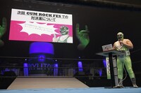 パワーポイントを用いてプレゼンを展開するスーパー・ササダンゴ・マシン。