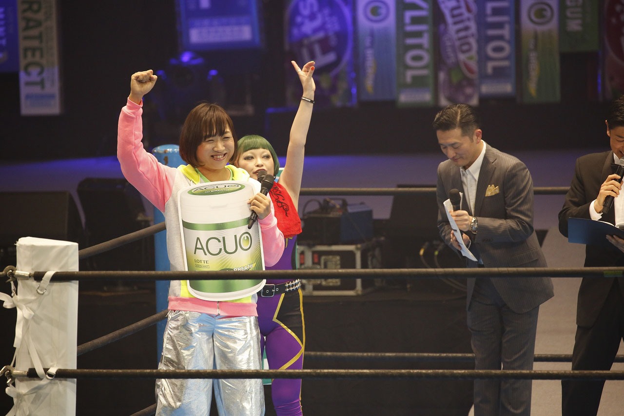 スーパー・ササダンゴ・マシンとのプレゼン対決に勝利した南海キャンディーズしずちゃん。