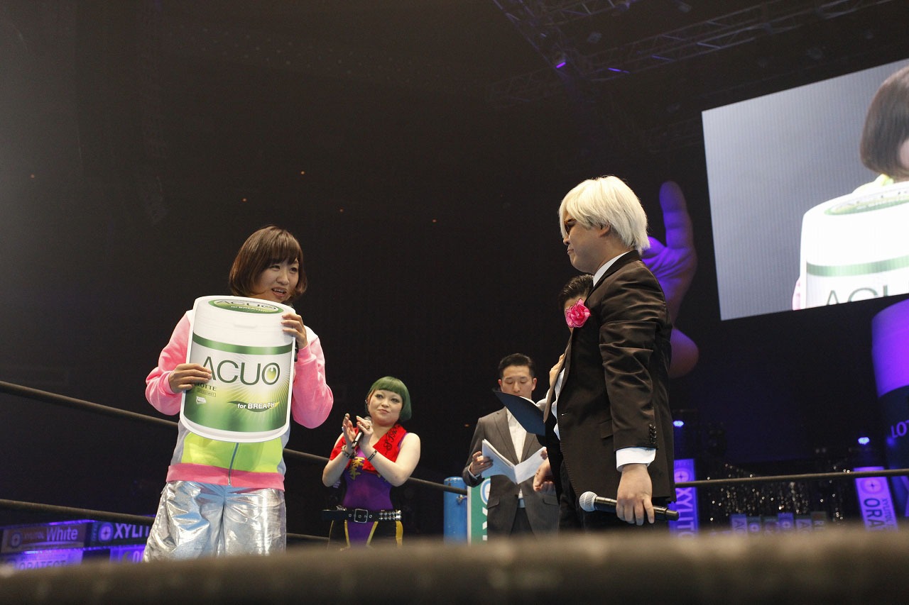 サイモン利根川から優勝賞品を受け取るしずちゃん（左）。