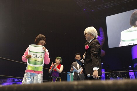 サイモン利根川から優勝賞品を受け取るしずちゃん(左)。