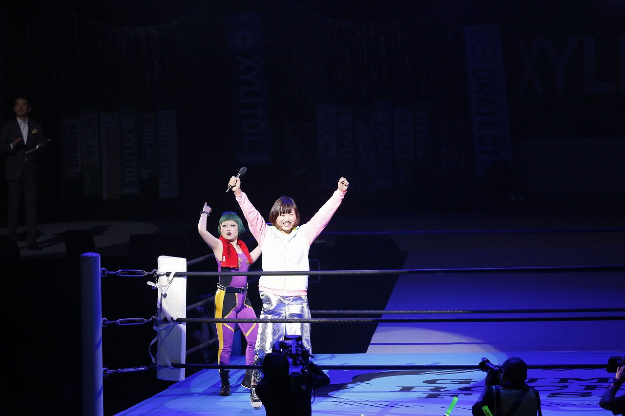 スーパー・ササダンゴ・マシンとのプレゼン対決に勝利した南海キャンディーズしずちゃん。