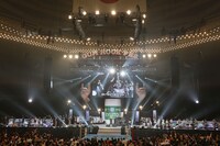 HKT48と乃木坂46による第3試合の様子。