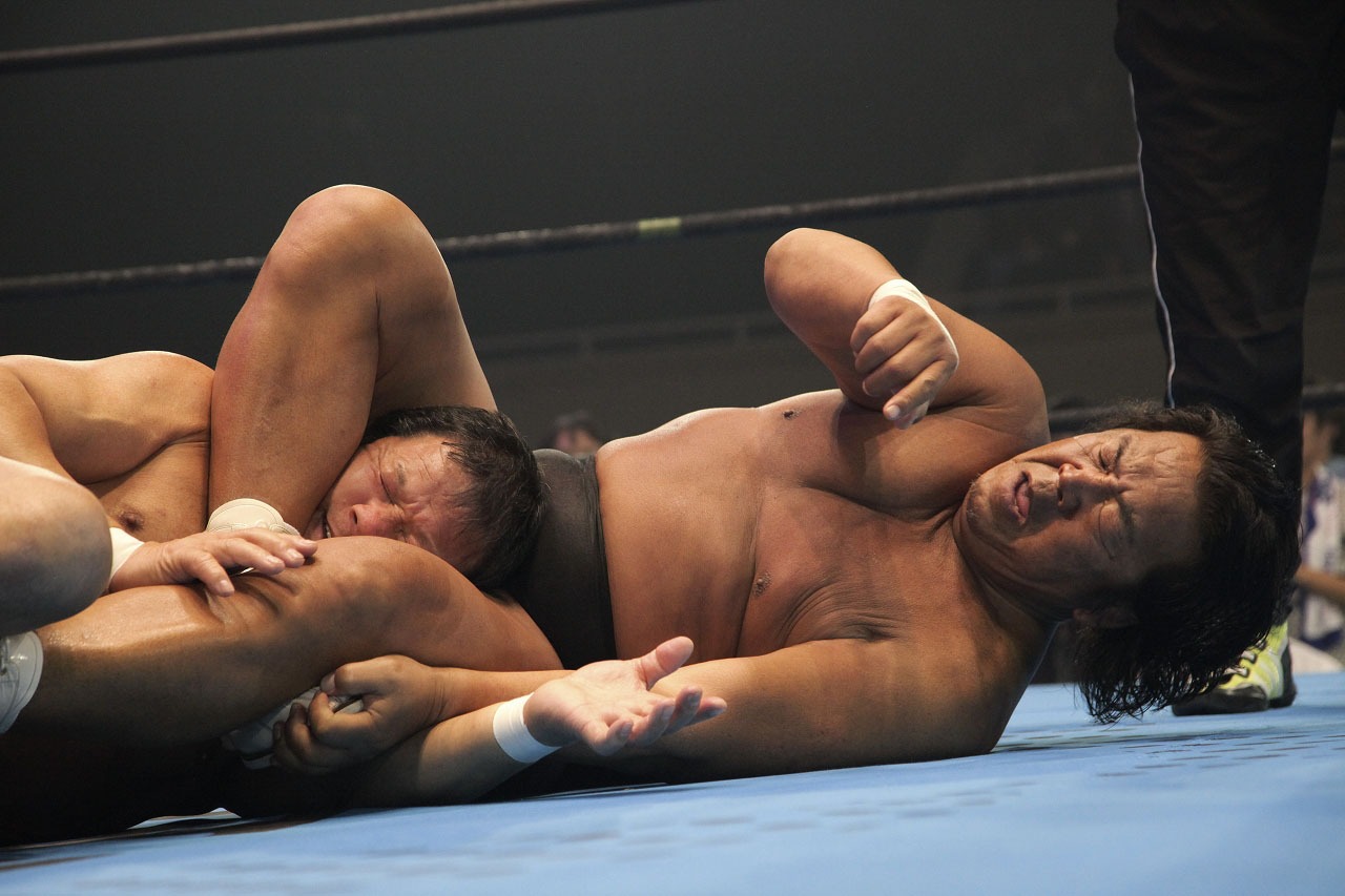 長州力と藤波辰爾の対決の様子。