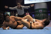 長州力と藤波辰爾の対決の様子。