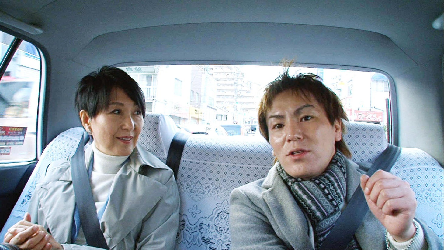左から、吉川美代子、狩野英孝。(c)テレビ東京