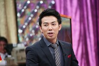 プレゼンターのピース綾部。(c)テレビ東京