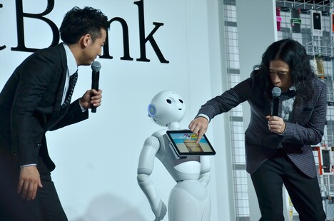 Pepperを操作するピース又吉（右）と、ピース綾部。