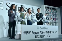 （左から）ピース又吉、広瀬すず、小泉今日子、ピース綾部。