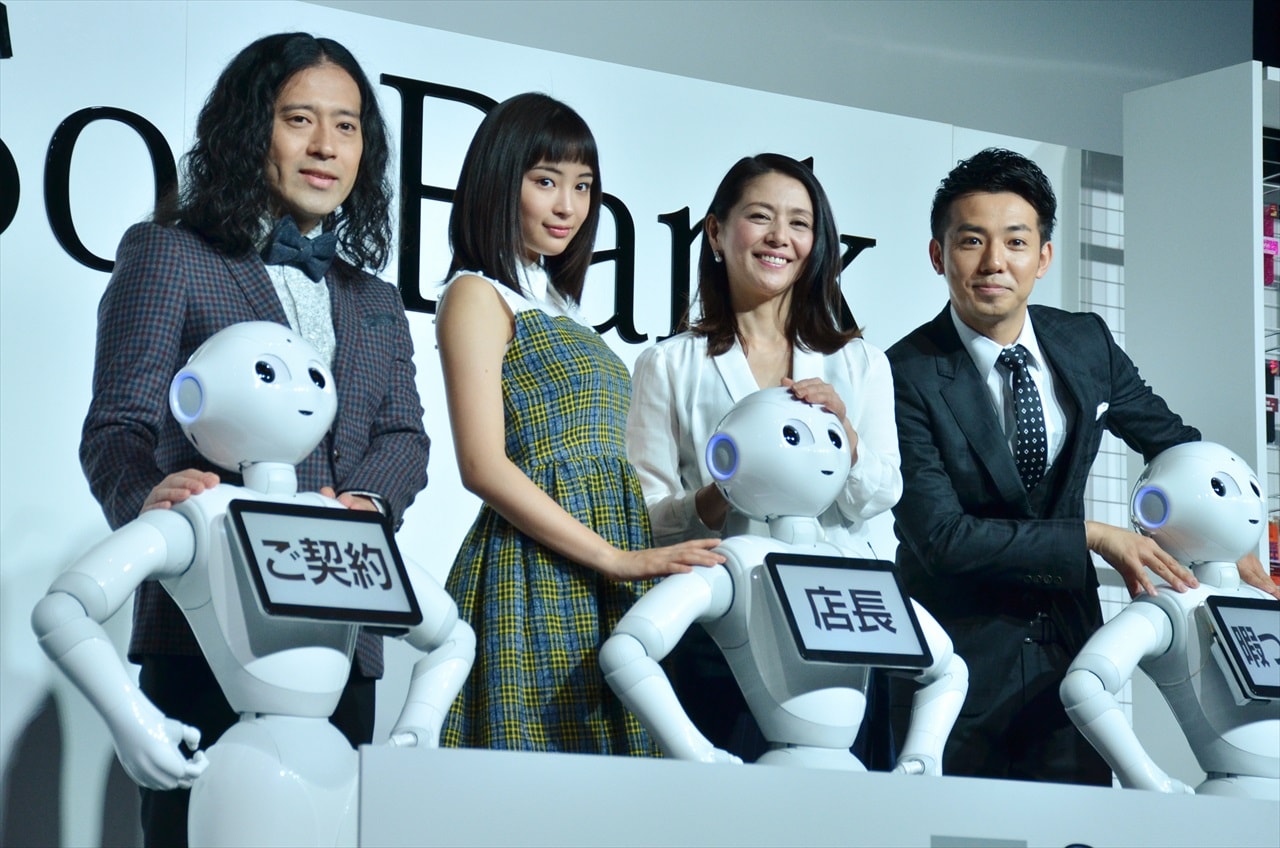 人型ロボット・Pepperの法人活用に関する記者説明会にゲスト出演した（左から）ピース又吉、広瀬すず、小泉今日子、ピース綾部。