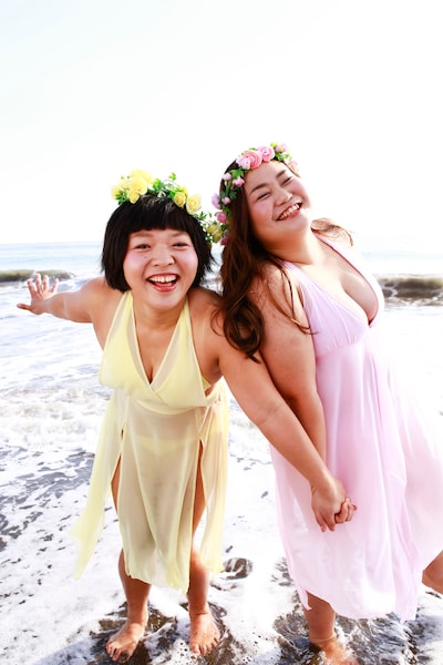 「週刊プレイボーイ」の袋とじグラビアを水着で飾る、おかずクラブ。