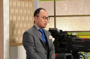 「中居正広の金曜日のスマたちへ」でディーン・フジオカの人生を解説するマキタスポーツ。(c)TBS