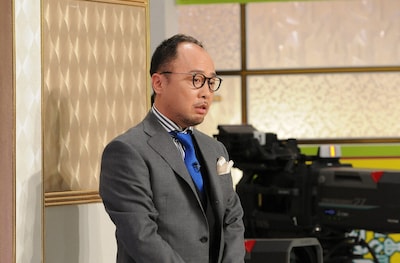 「中居正広の金曜日のスマたちへ」でディーン・フジオカの人生を解説するマキタスポーツ。(c)TBS