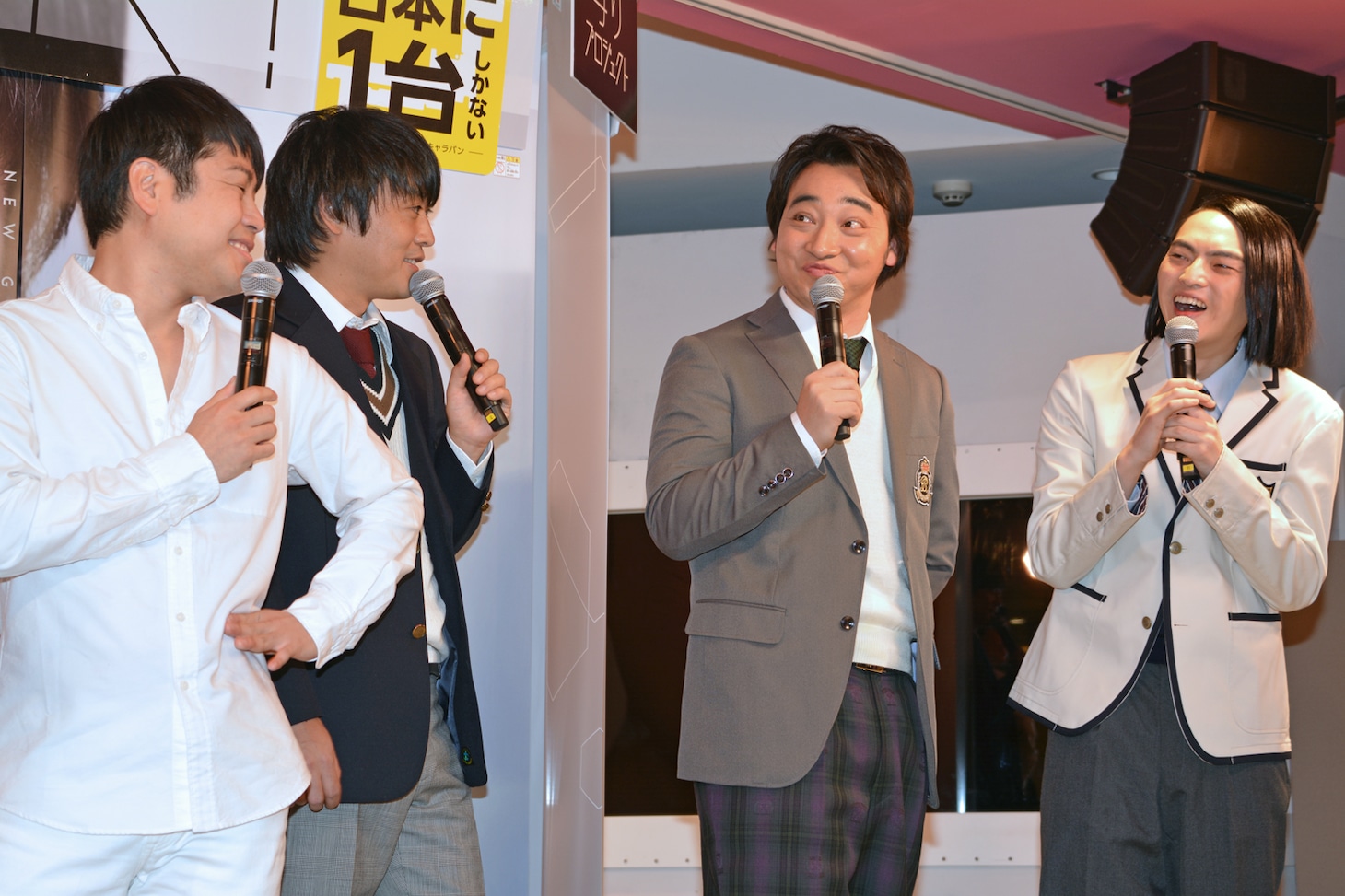 会見の様子。