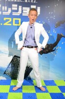 足ツボマットの上でネタを披露するじゅんいちダビッドソン。