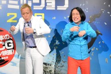 ウルトラデスソースを試食する（左から）じゅんいちダビッドソン、永野。