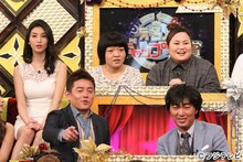 「土曜プレミアム・有名人ギャップ大賞」に出演するスピードワゴン（前列）と、橋本マナミ、おかずクラブ（後列左から）。