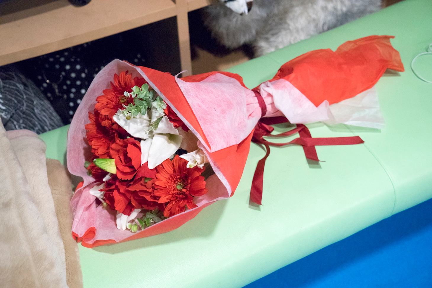 「ヤバイ☆無限大少女」でマコトがデコに渡した花束。(c)「ウレロ☆無限大少女」製作委員会