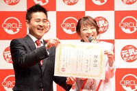 ニッポン元気モリモリ大使に就任した鈴木奈々（右）と小宮一哲代表。