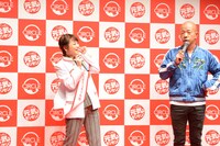 アプリ「CIRCLE」に関するクイズを出すバイきんぐ小峠（右）。