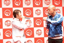 自分のほうが大使に向いていると訴えるバイきんぐ小峠（右）。