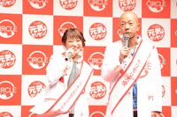 ニッポン元気モリモリ大使の鈴木奈々と、モリモリ大使に就任したバイきんぐ小峠（右）。