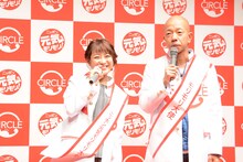ニッポン元気モリモリ大使の鈴木奈々と、モリモリ大使に就任したバイきんぐ小峠（右）。